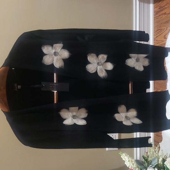 Nwt Aaeda black cardigan with white flowers - Picture 3 of 9